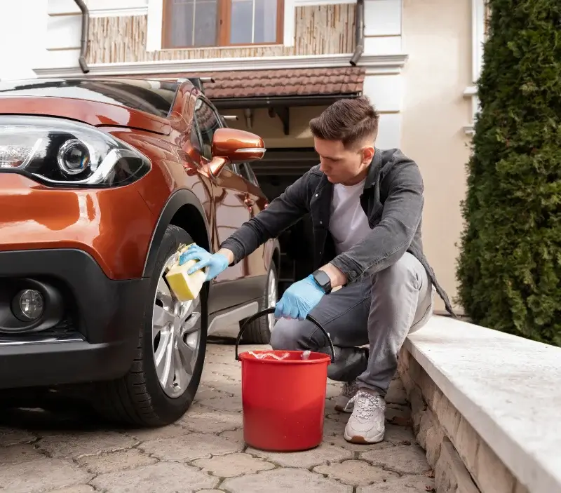Lavage auto à domicile Lacapelle-Biron : professionnel intervenant sur un véhicule